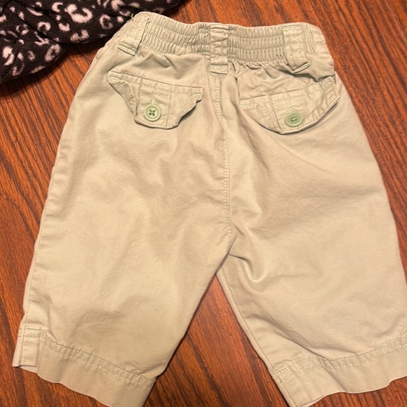 Girls 12 months osh kosh green pants with flower stenciled on left leg - Picture 4 of 4